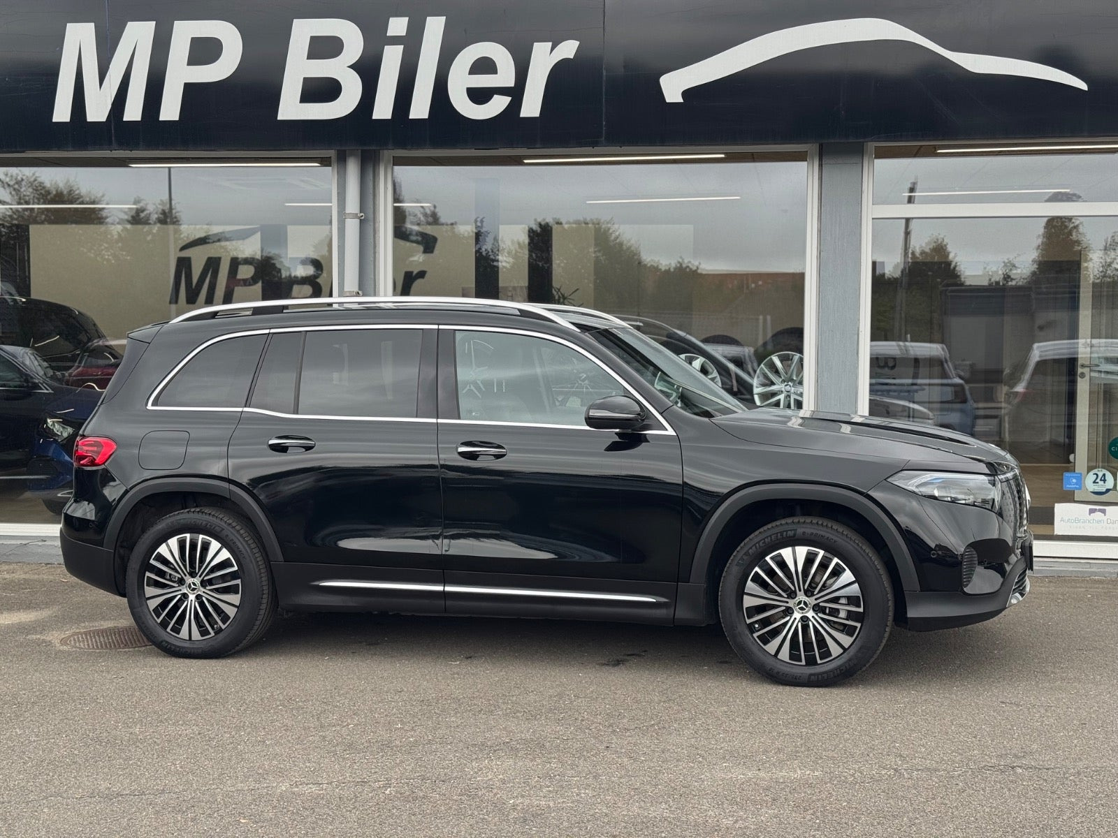 Sort Mercedes EQB300 fra 2024