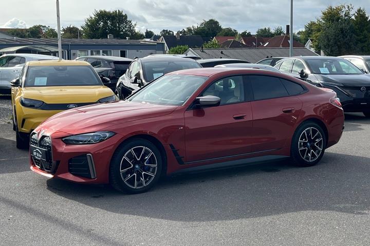 Orange BMW i4 fra 2024