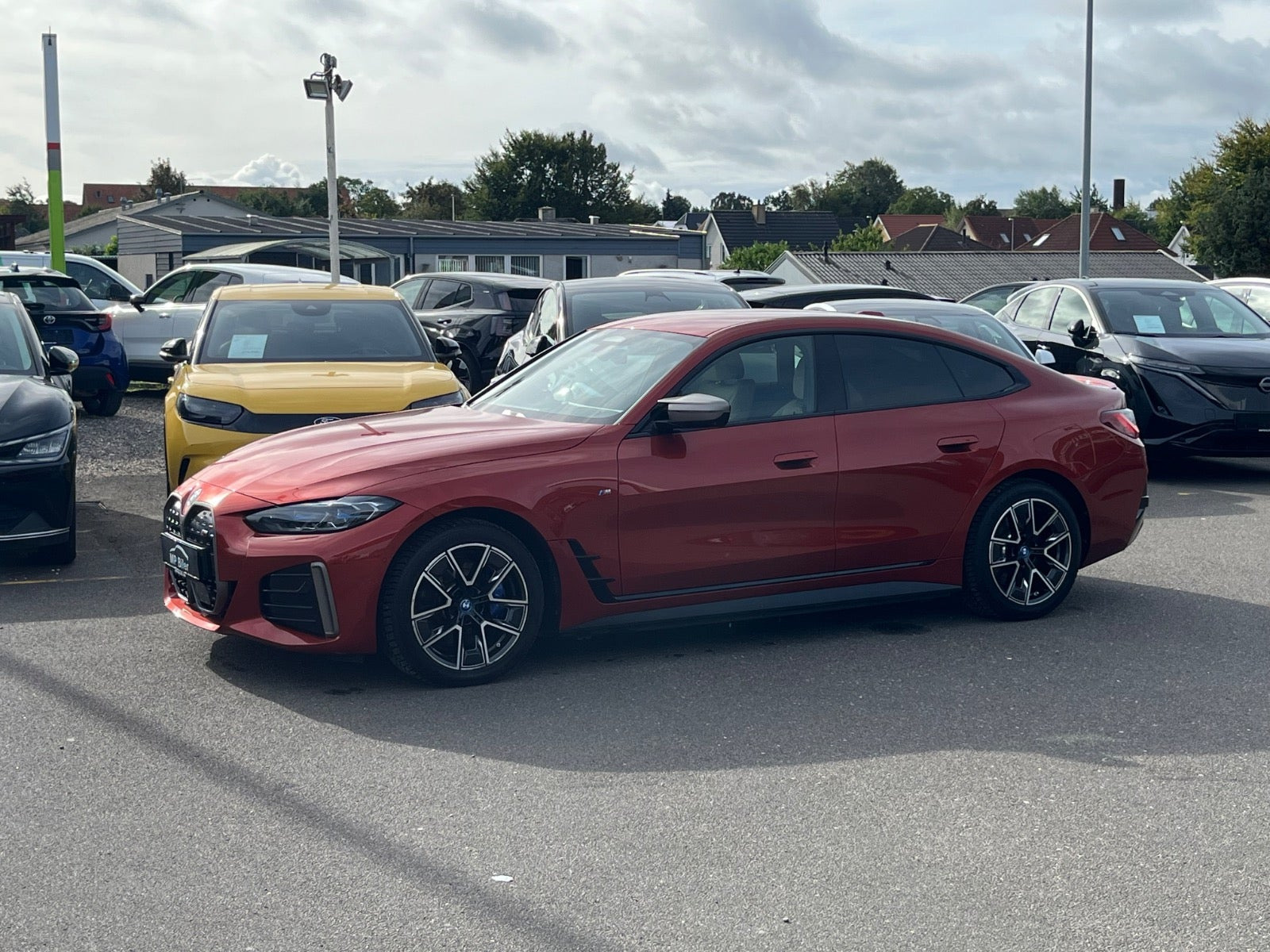 Orange BMW i4 fra 2024