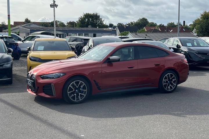 Orange BMW i4 fra 2024