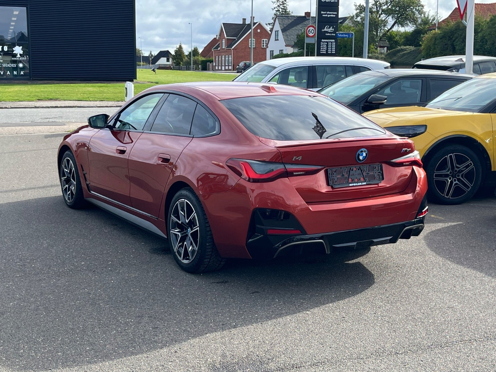 Orange BMW i4 fra 2024