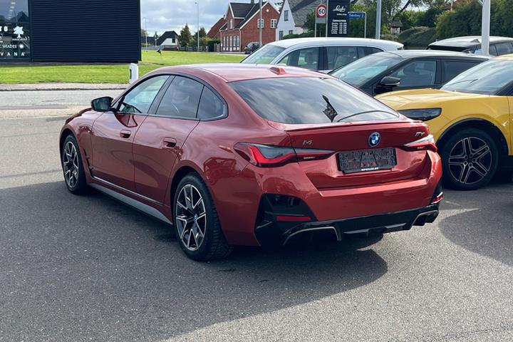 Orange BMW i4 fra 2024