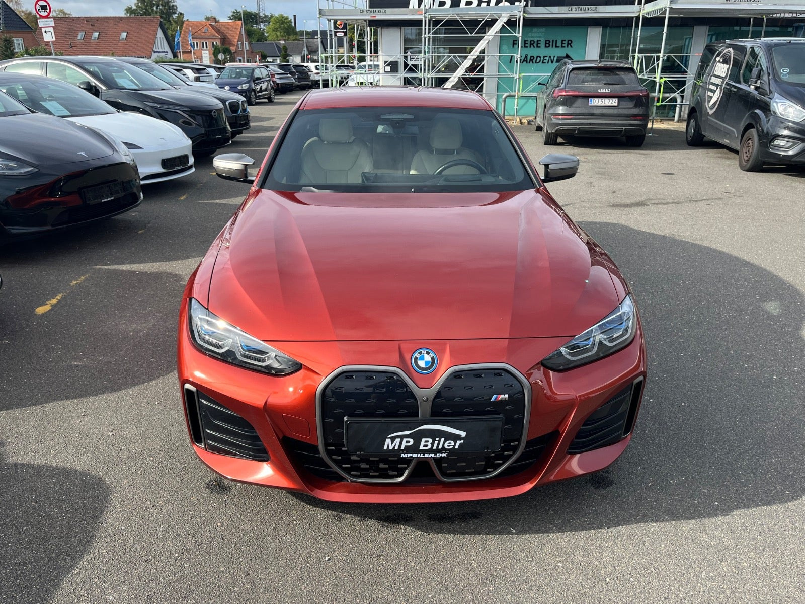 Orange BMW i4 fra 2024