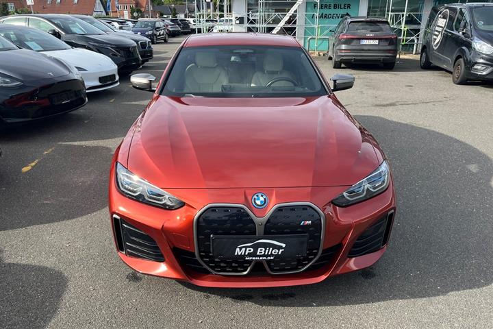 Orange BMW i4 fra 2024