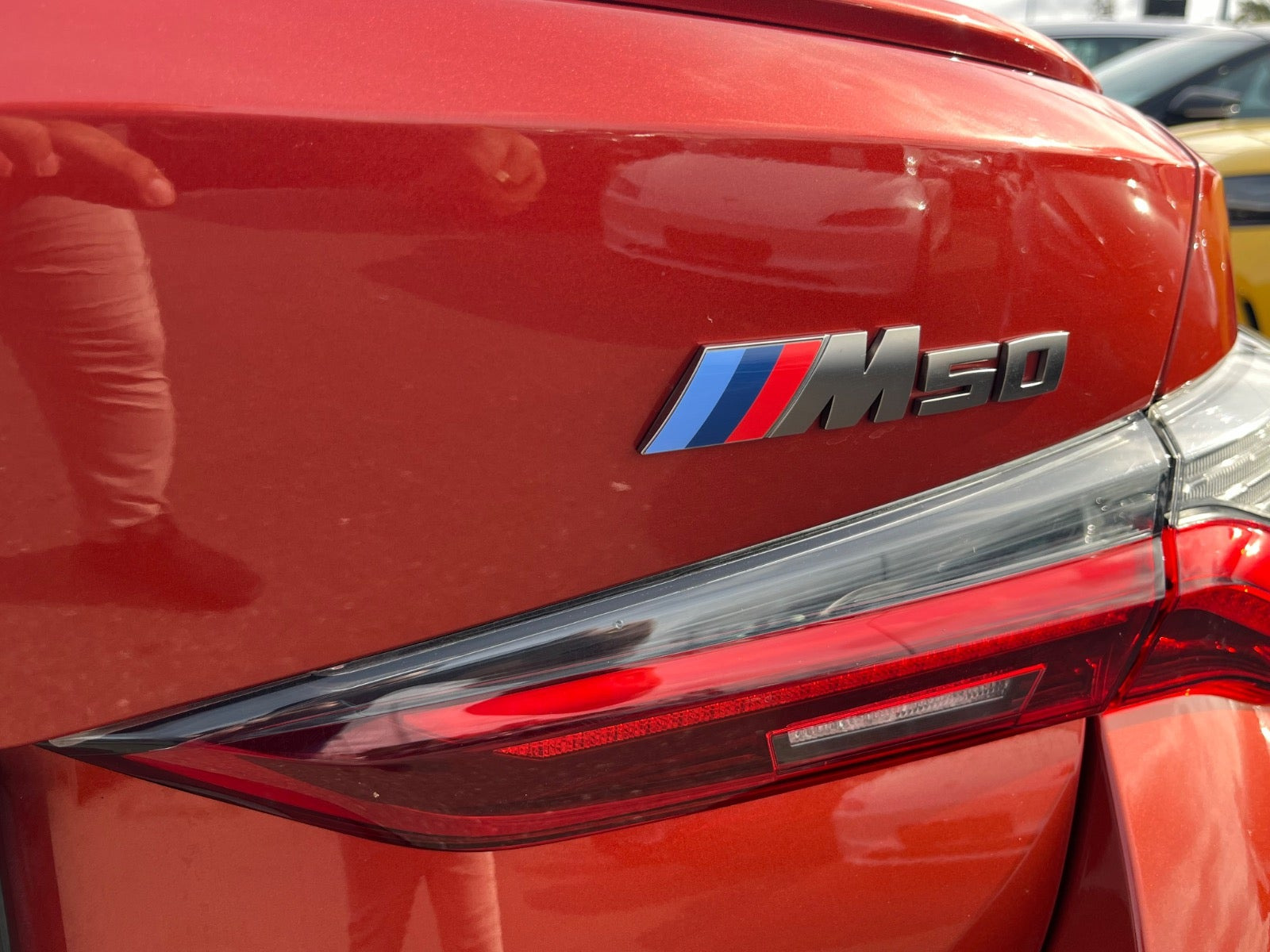 Orange BMW i4 fra 2024