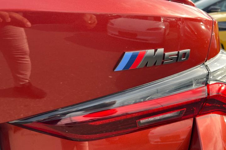 Orange BMW i4 fra 2024
