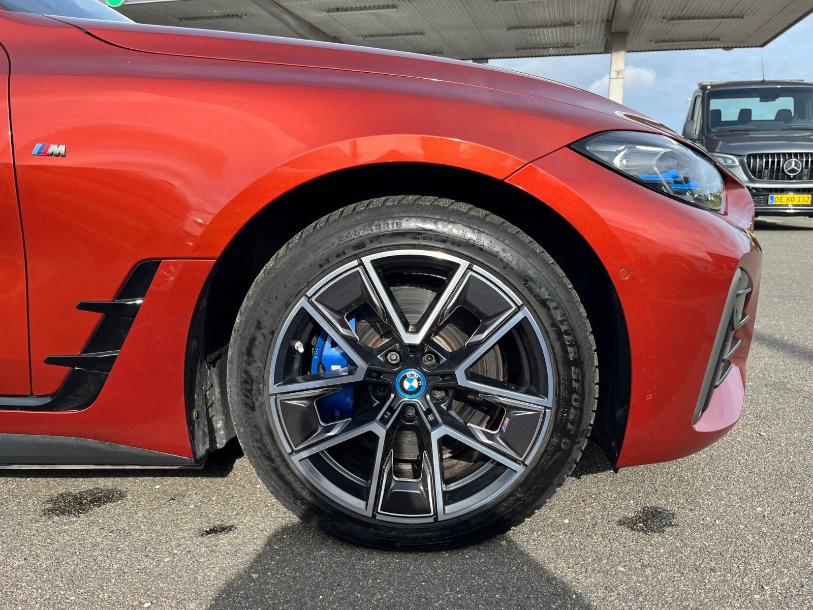 Orange BMW i4 fra 2024