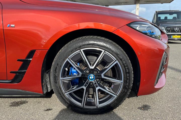 Orange BMW i4 fra 2024