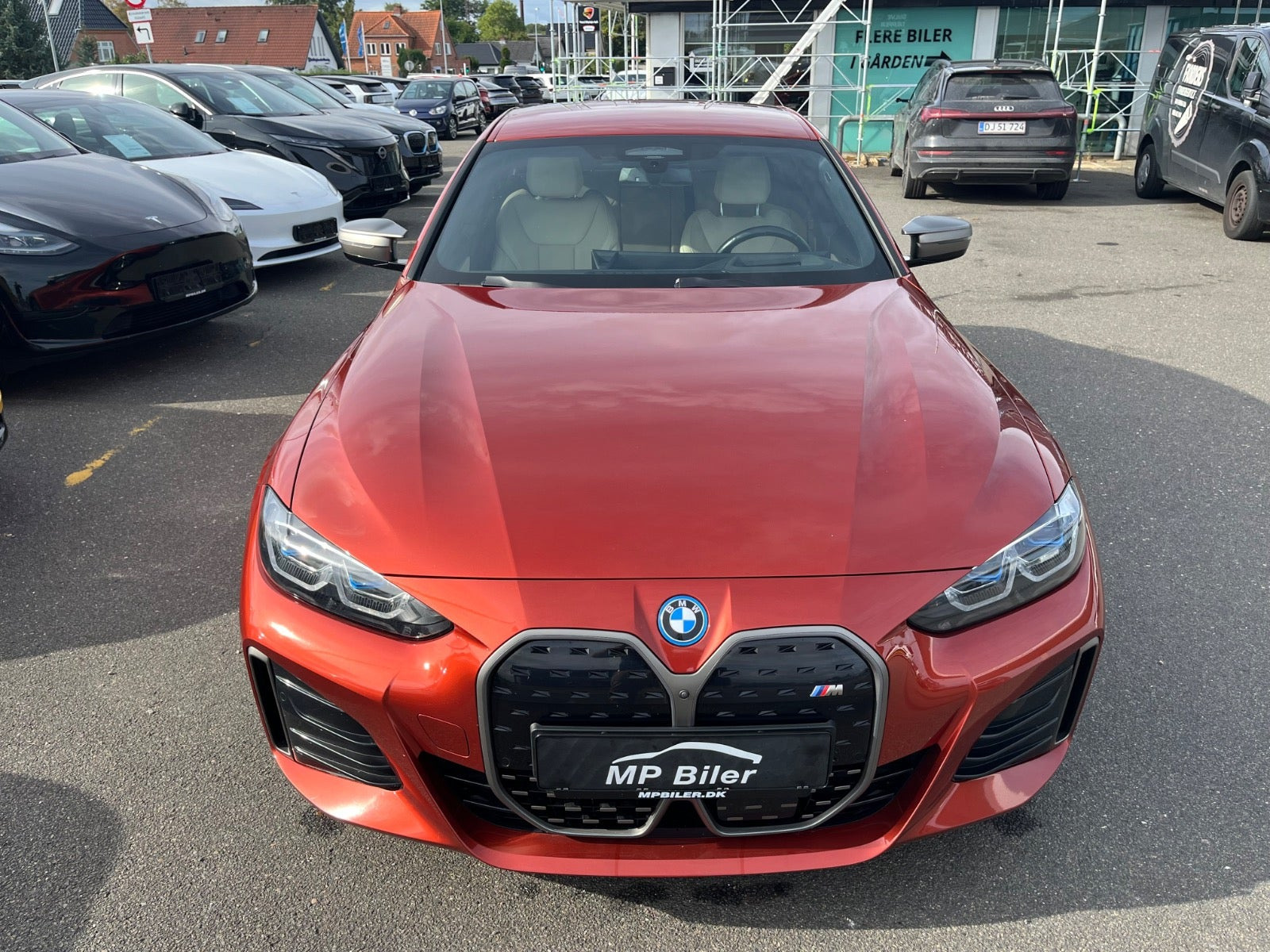 Orange BMW i4 fra 2024
