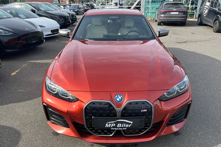 Orange BMW i4 fra 2024