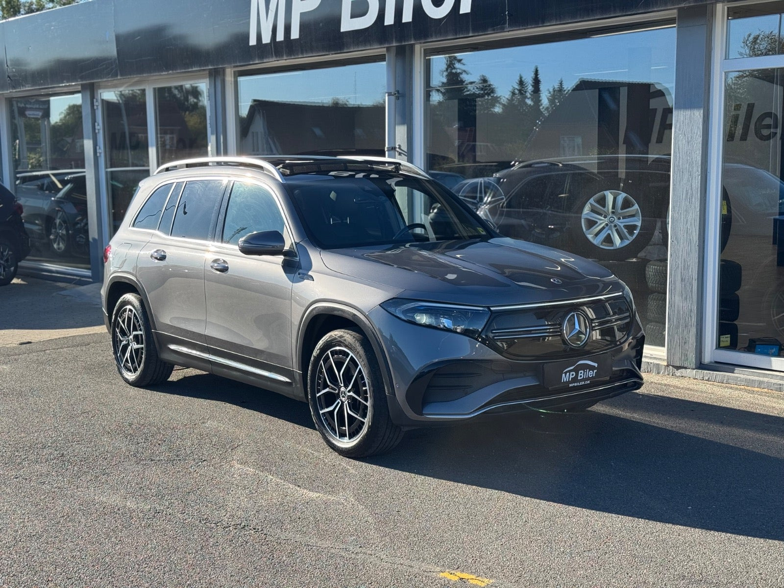 Grå Mercedes EQB300 fra 2022