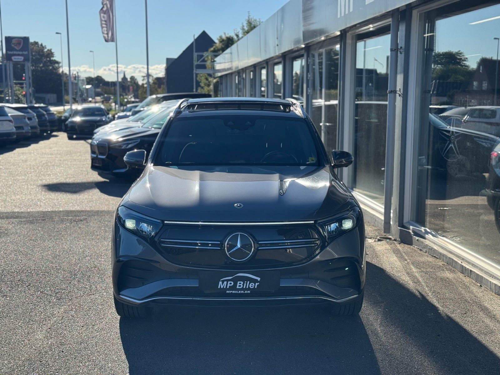 Grå Mercedes EQB300 fra 2022