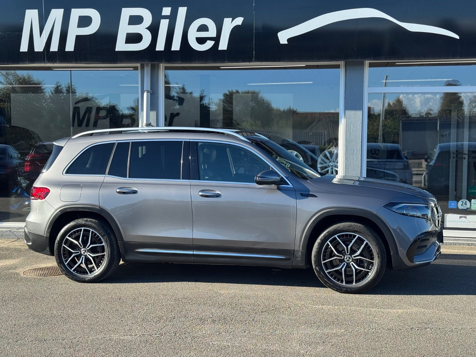 Grå Mercedes EQB300 fra 2022