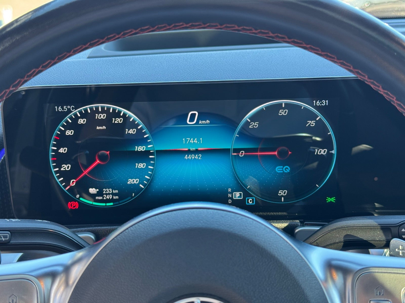 Grå Mercedes EQB300 fra 2022