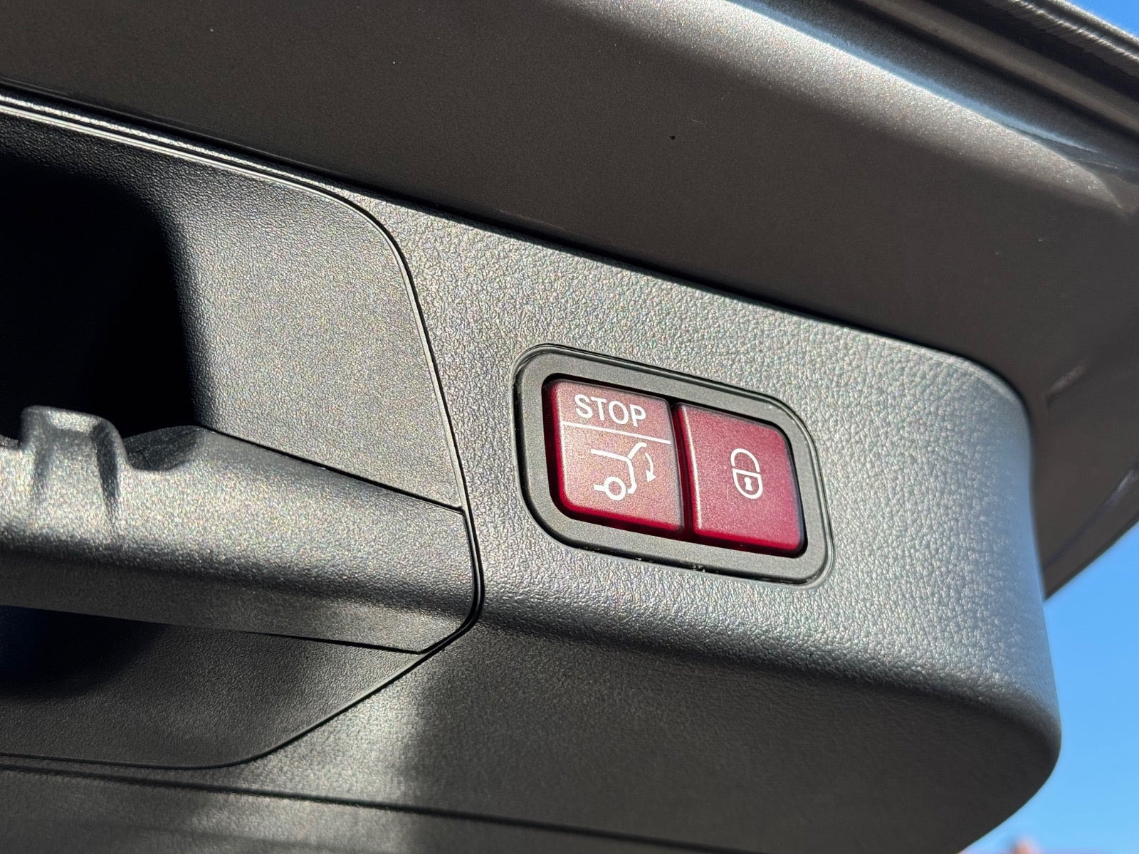 Grå Mercedes EQB300 fra 2022