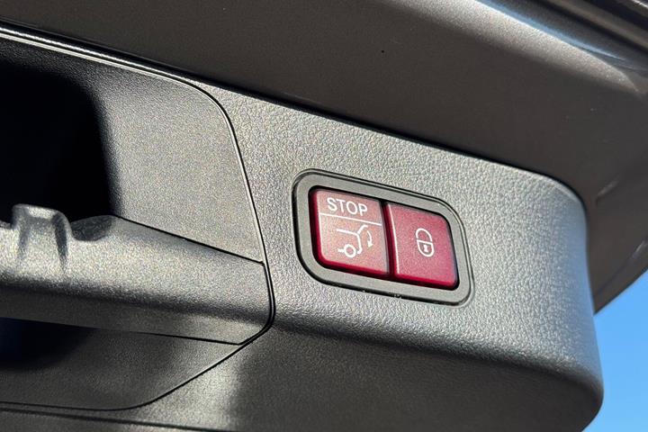 Grå Mercedes EQB300 fra 2022