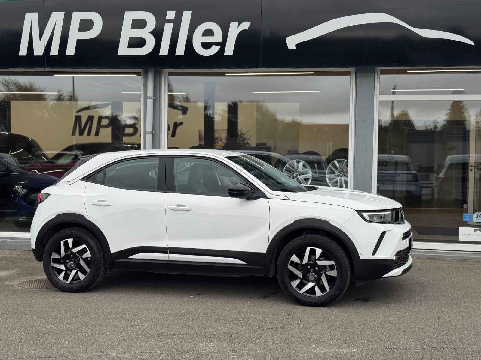 Hvid Opel Mokka-e fra 2024