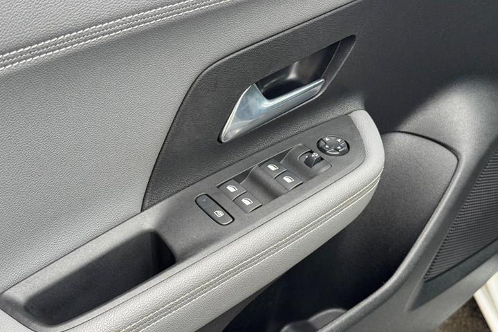 Hvid Opel Mokka-e fra 2024