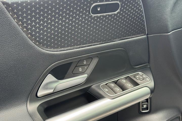 Sort Mercedes EQA250+ fra 2024