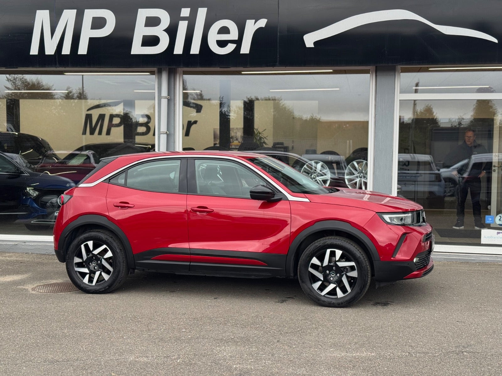 Rød Opel Mokka-e fra 2024