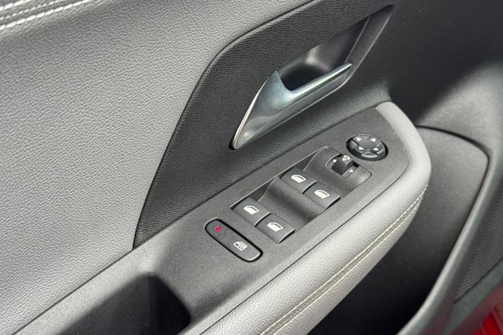 Rød Opel Mokka-e fra 2024