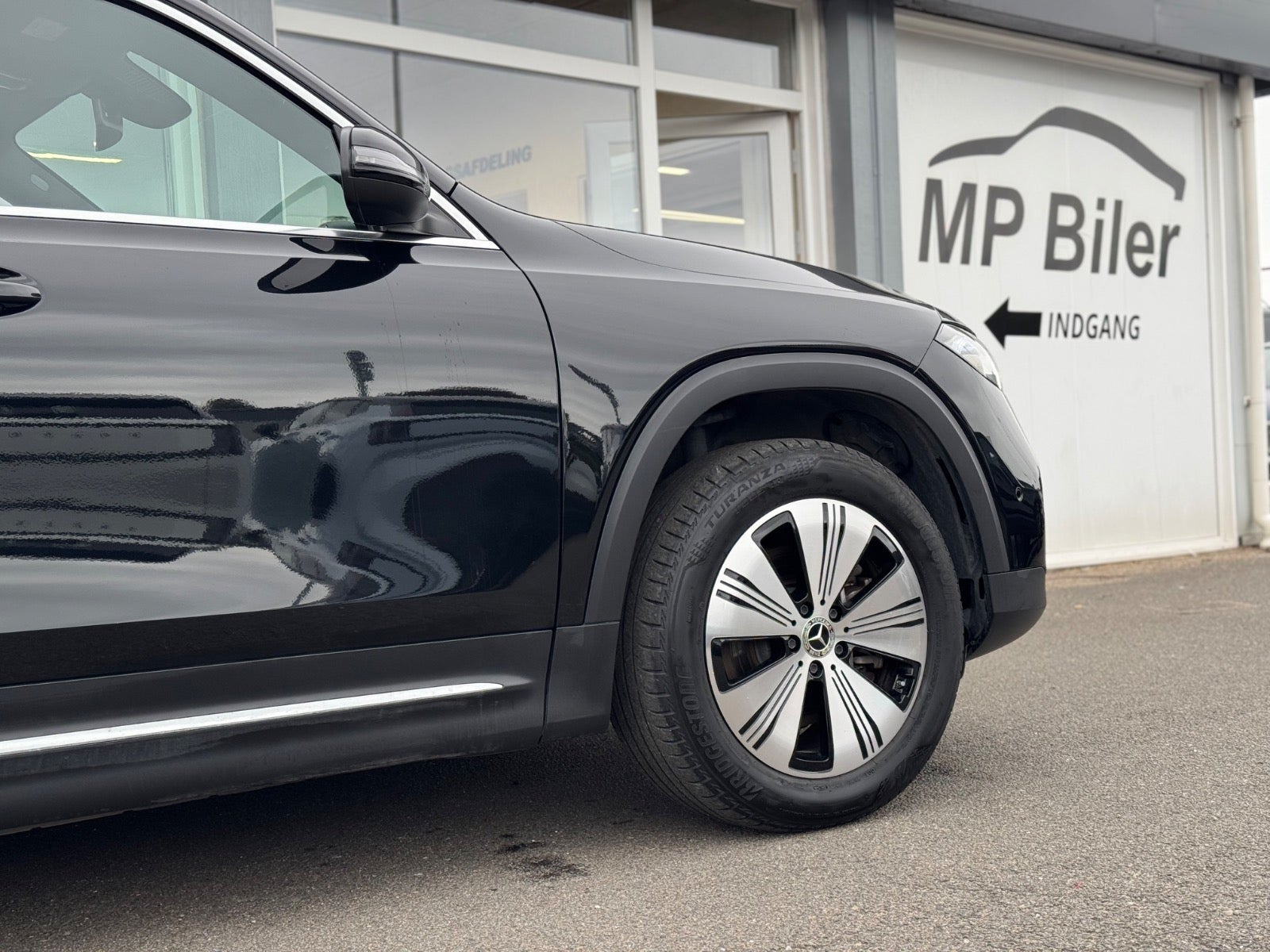 Sort Mercedes EQB250+ fra 2024