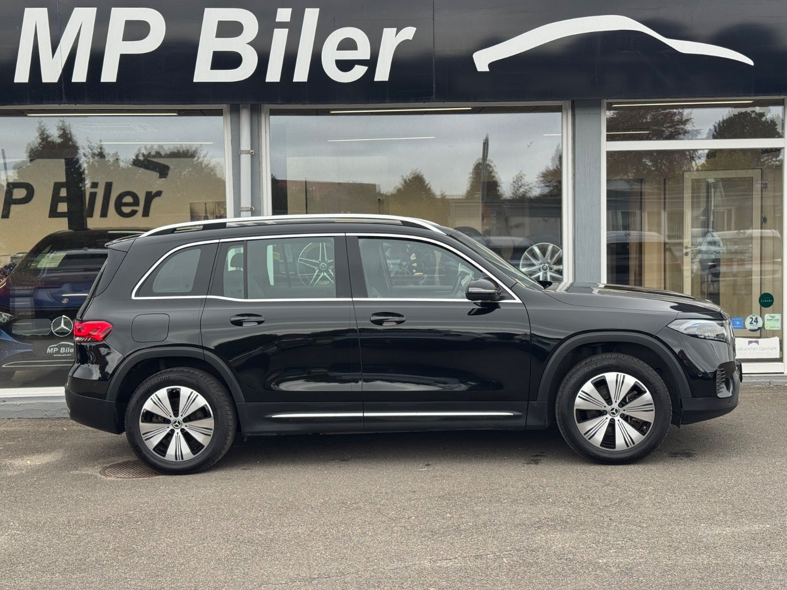 Sort Mercedes EQB250+ fra 2024