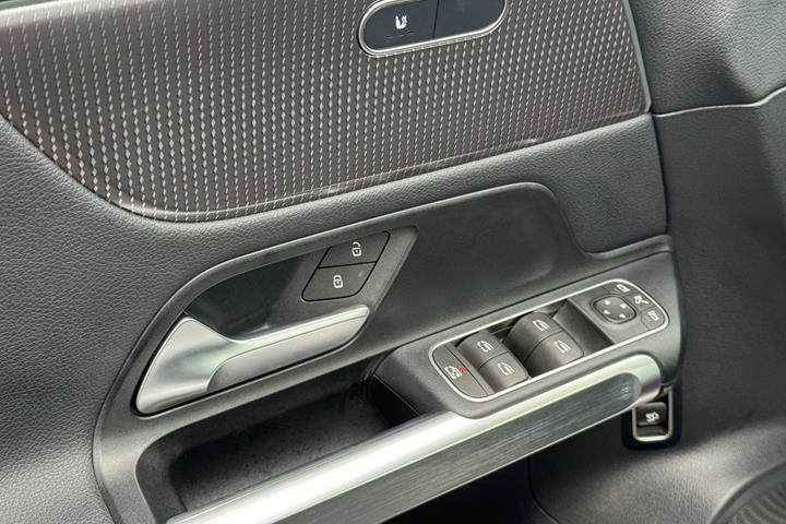 Sort Mercedes EQB250+ fra 2024