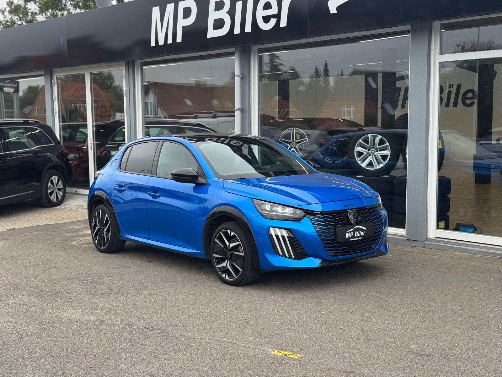 Blå Peugeot e-208 fra 2024