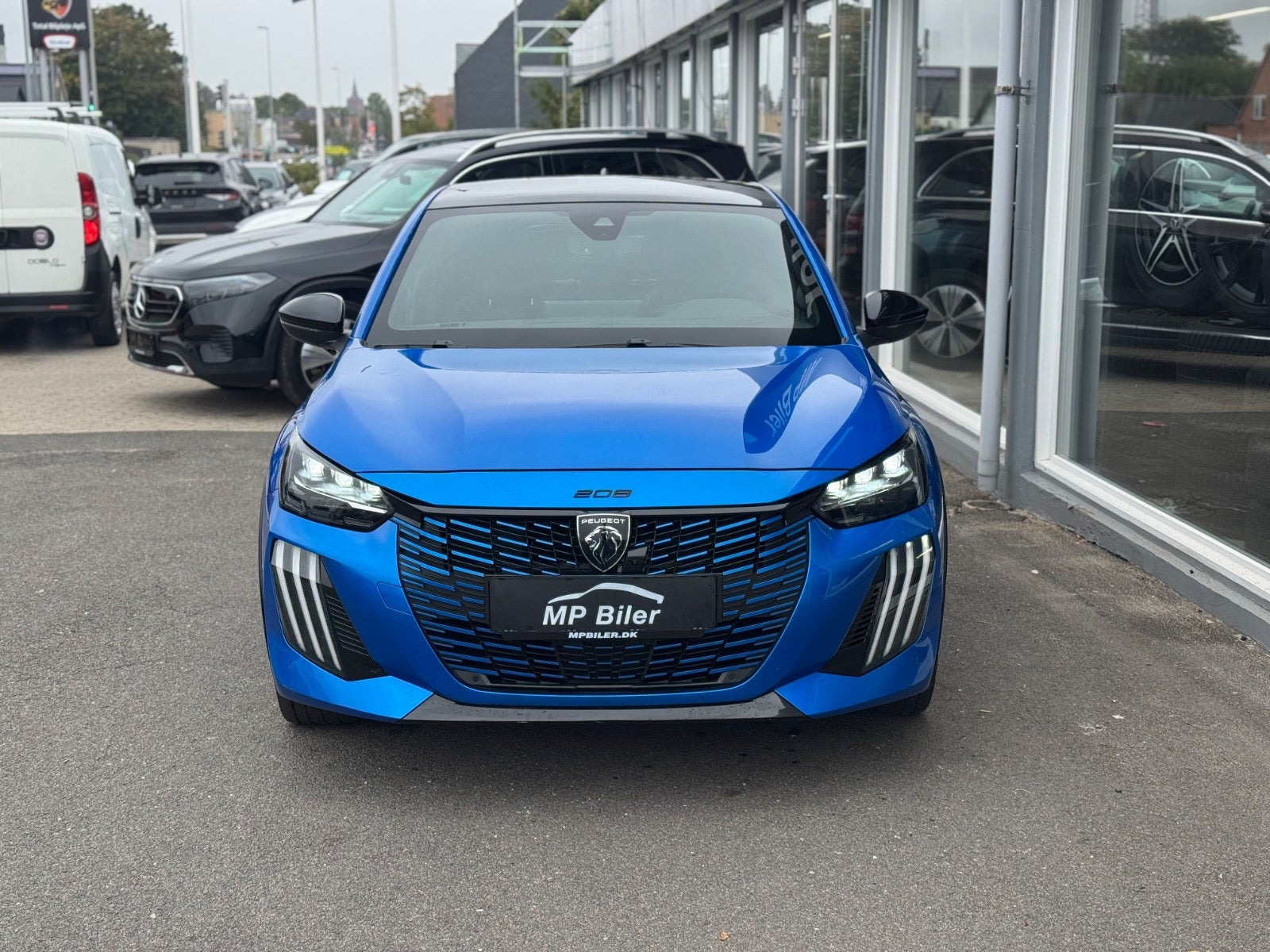 Blå Peugeot e-208 fra 2024