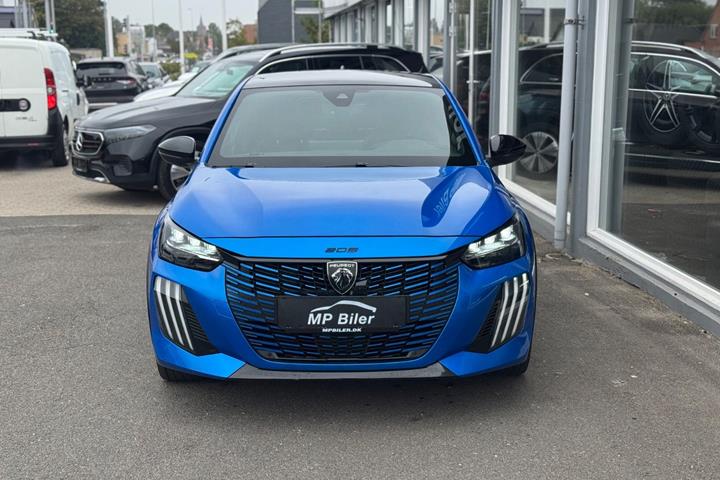Blå Peugeot e-208 fra 2024