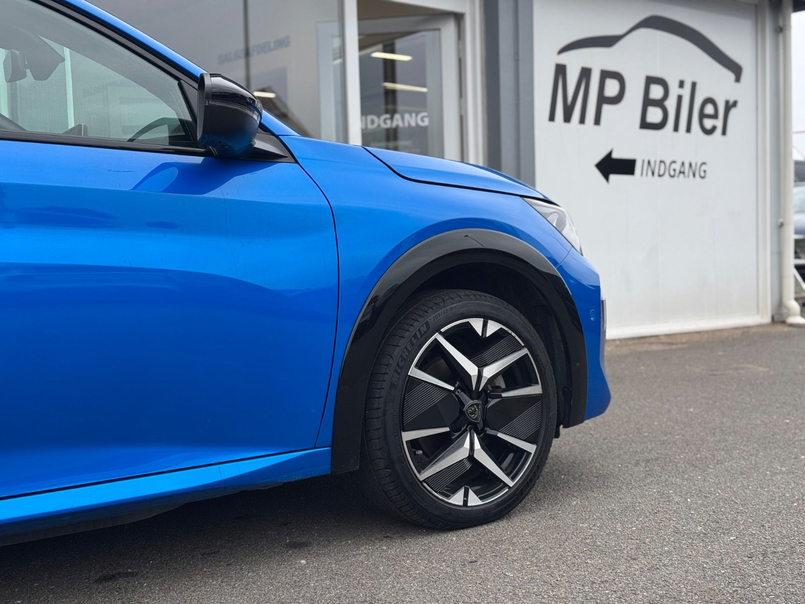 Blå Peugeot e-208 fra 2024