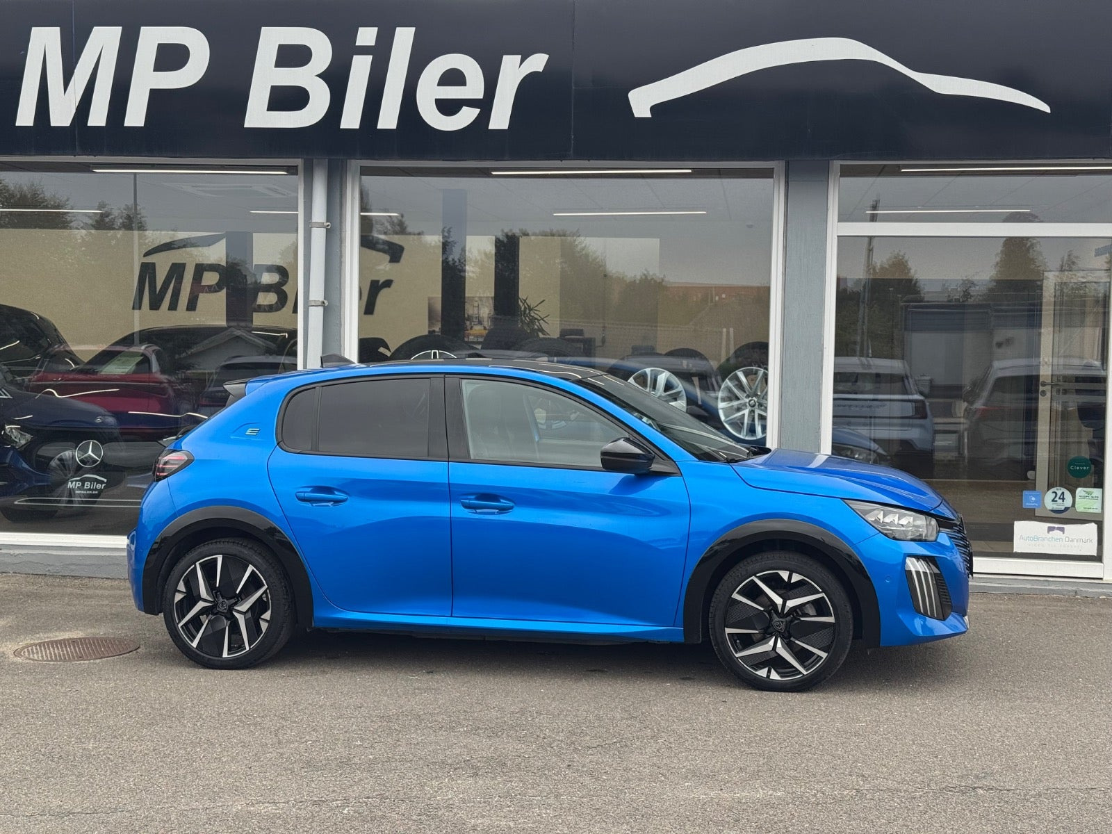 Blå Peugeot e-208 fra 2024