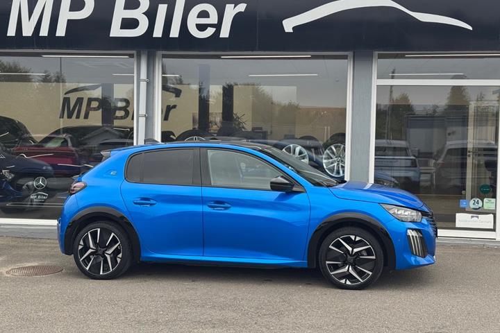 Blå Peugeot e-208 fra 2024