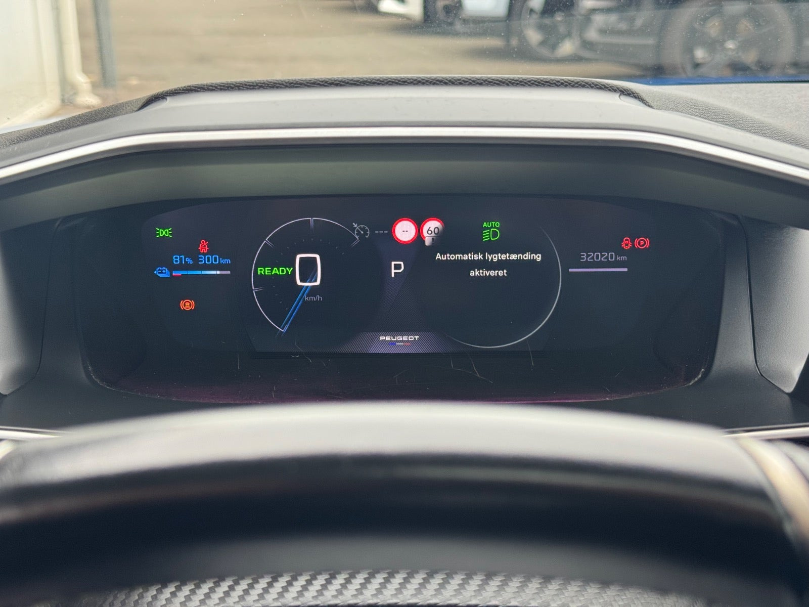 Blå Peugeot e-208 fra 2024