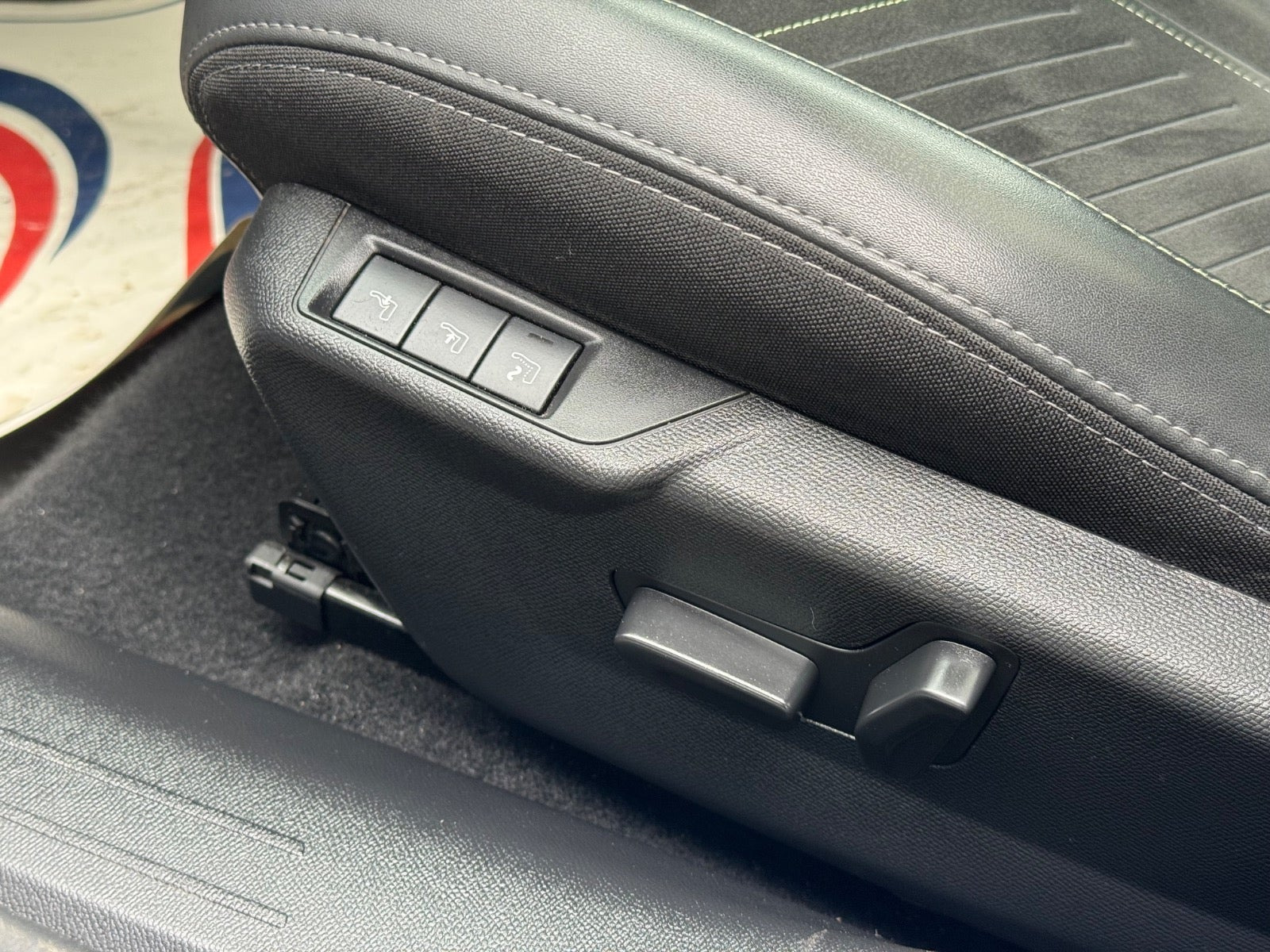 Blå Peugeot e-208 fra 2024