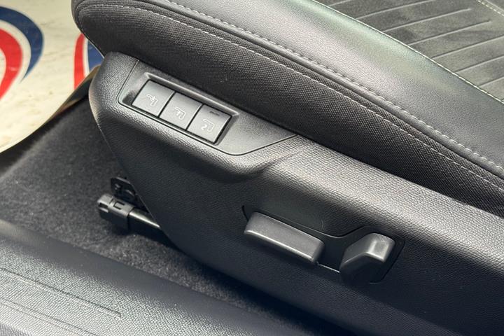 Blå Peugeot e-208 fra 2024