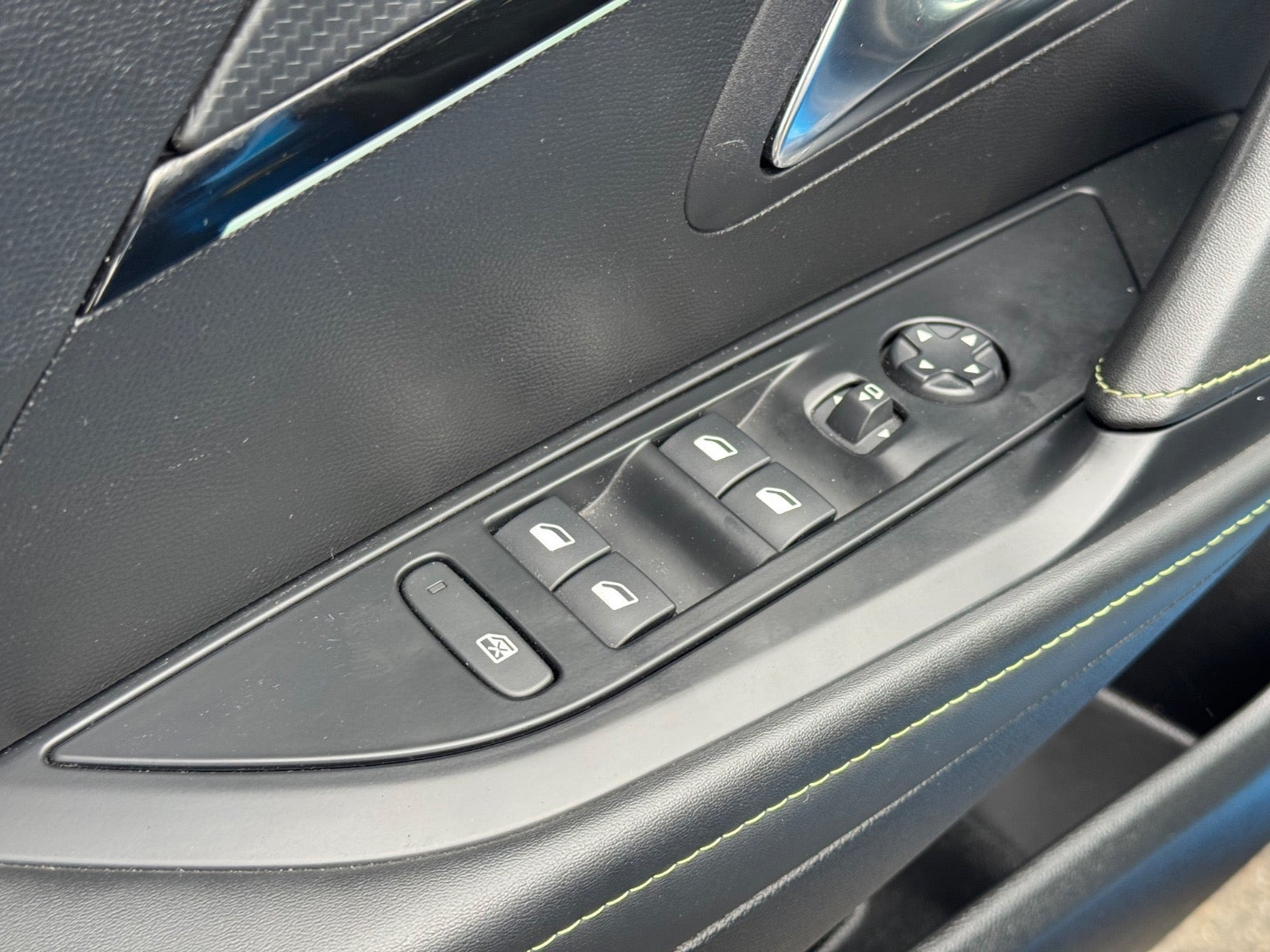 Blå Peugeot e-208 fra 2024
