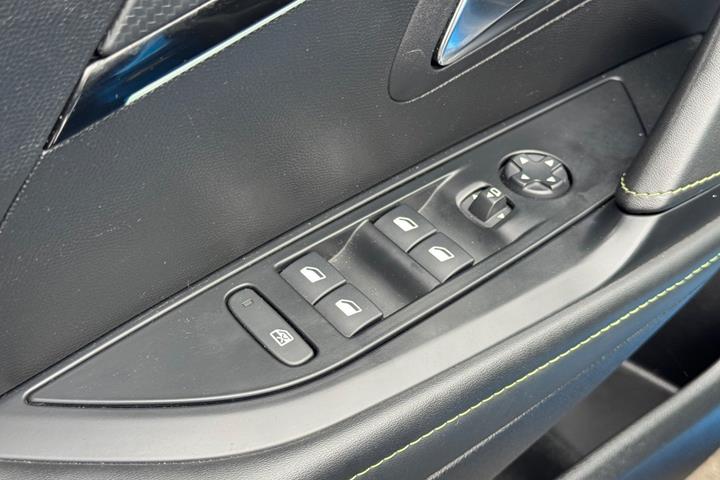 Blå Peugeot e-208 fra 2024