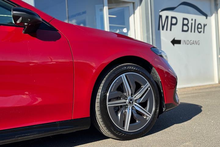 Rød Mercedes CLA250+ fra 2025
