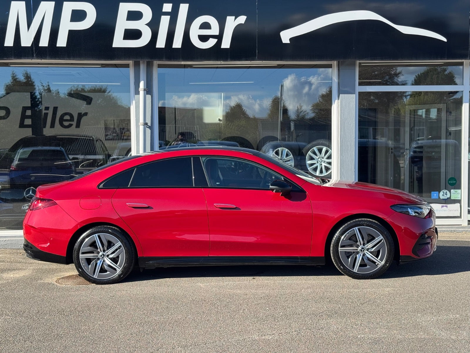 Rød Mercedes CLA250+ fra 2025