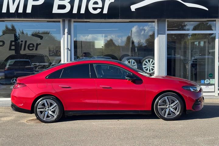 Rød Mercedes CLA250+ fra 2025