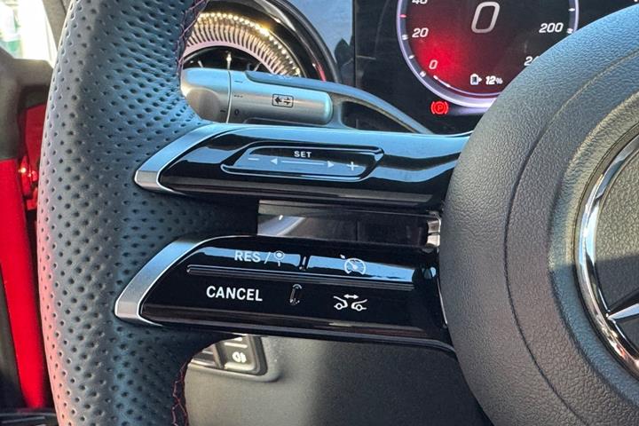 Rød Mercedes CLA250+ fra 2025