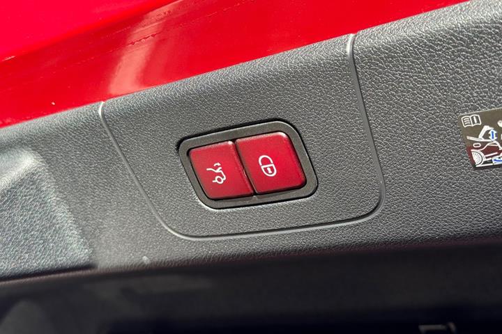 Rød Mercedes CLA250+ fra 2025