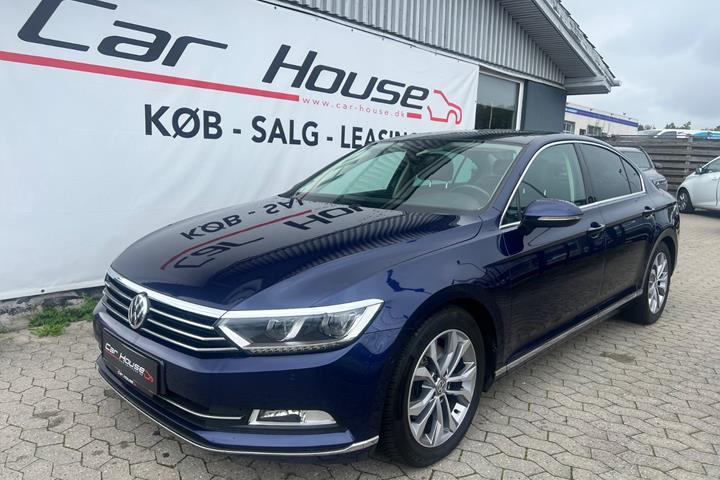 Blå VW Passat fra 2018