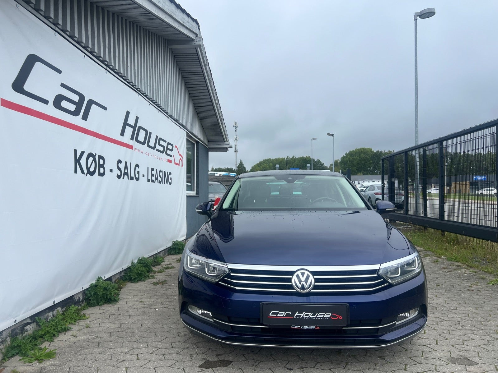 Blå VW Passat fra 2018