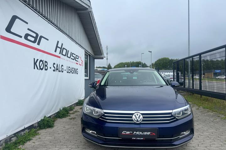 Blå VW Passat fra 2018