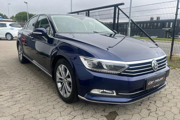 Blå VW Passat fra 2018