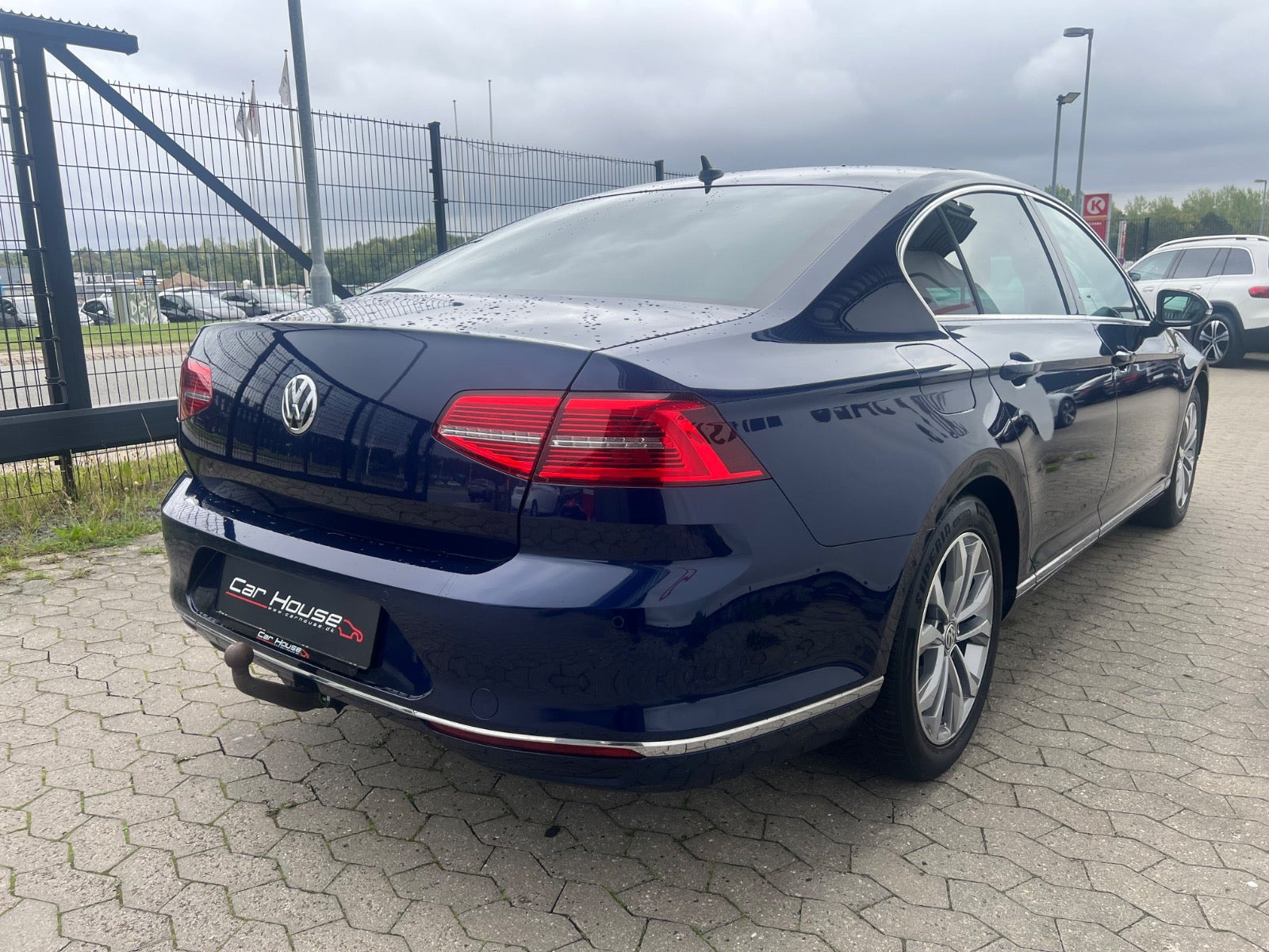 Blå VW Passat fra 2018
