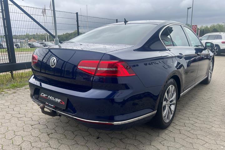 Blå VW Passat fra 2018
